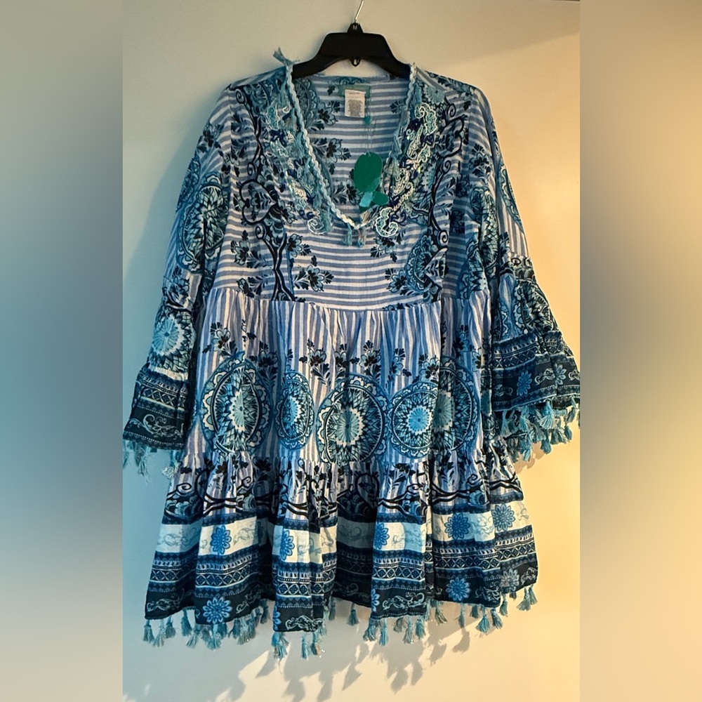 Elegant Short dress with V-neck (One-size)